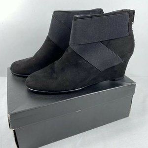 Woman’s Suede Tahari BLACK  Zippered booties 8.5M